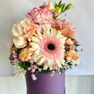 Pembe Çiçeklerle Oluşturulmuş Mor Kutu Aranjmanı