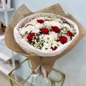 15 Kırmızı Güllü Beyaz Papatya Buketi