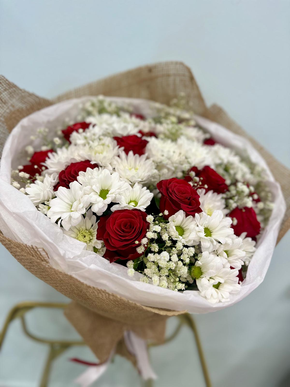 15 Kırmızı Güllü Beyaz Papatya Buketi - Görsel 4